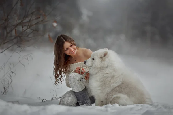 Mulher Bonita Com Cão Samoyed Floresta Inverno — Fotografia de Stock