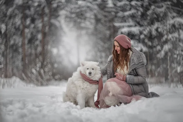 Vacker Kvinna Med Hund Samoyed Vinterskogen — Stockfoto