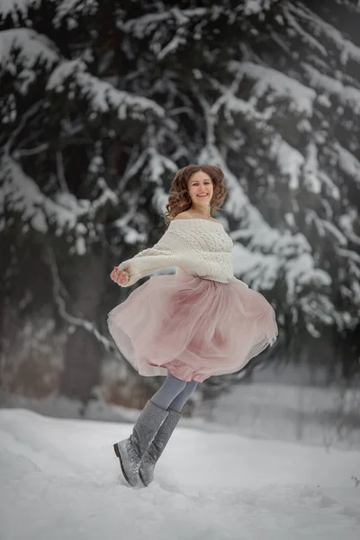 Hermosa Mujer Con Perro Samoyed Bosque Invierno —  Fotos de Stock