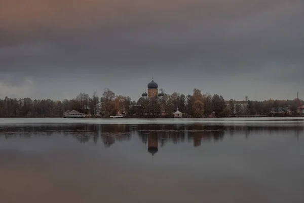 神圣的Vvedensky岛隐居 俄罗斯波克洛夫Vvedensky湖岛上的东正教女修道院 — 图库照片