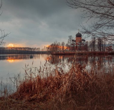 Kutsal Vvedensky adası keşişi - Vvedensky Gölü 'ndeki Ortodoks kadın manastırı, Pokrov, Rusya