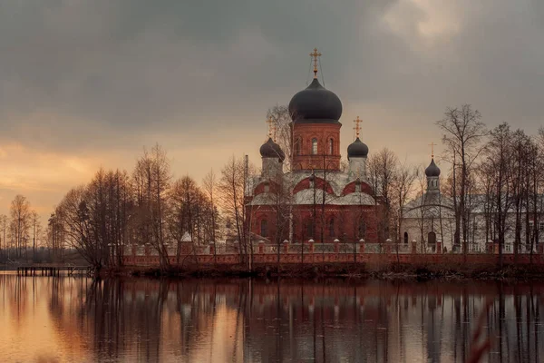 神圣的Vvedensky岛隐居 俄罗斯波克洛夫Vvedensky湖岛上的东正教女修道院 — 图库照片
