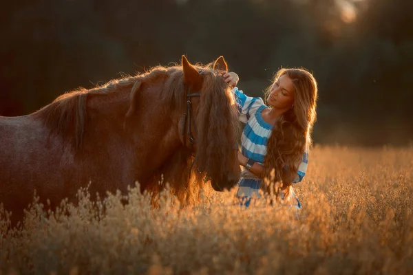 Belle Jeune Femme Aux Cheveux Longs Avec Cheval Rouge Bricoleur — Photo