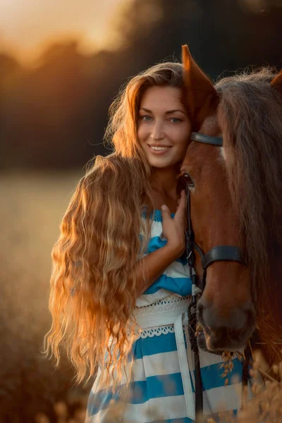 Beautiful Long Haired Young Woman Red Tinker Horse Oats Field — Stok fotoğraf