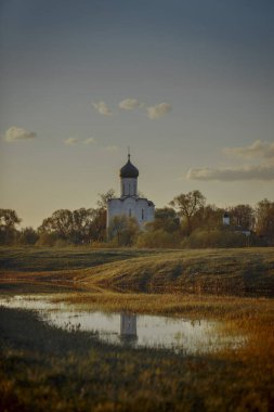 Bahar akşamında Nerl 'de şefaat kilisesi