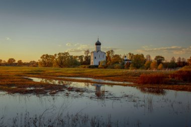 Bahar akşamında Nerl 'de şefaat kilisesi