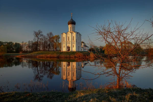 春天的傍晚 涅尔河上的代祷教堂 — 图库照片