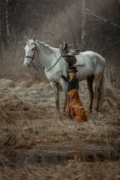 Meisje Berijden Gewoonte Met Paard Vizsla Het Voorjaar Bos — Stockfoto