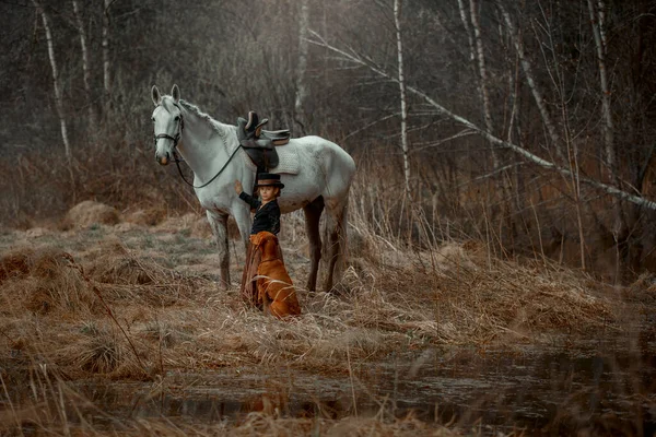 Niña Hábito Montar Caballo Vizsla Bosque Primavera — Foto de Stock