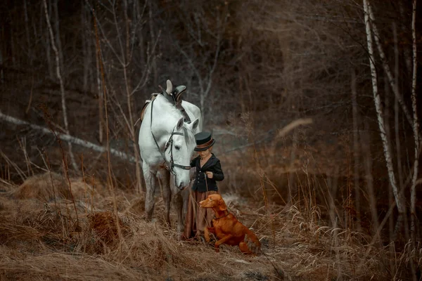 Niña Hábito Montar Caballo Vizsla Bosque Primavera — Foto de Stock