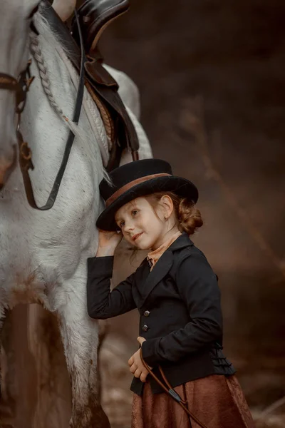 Μικρό Κορίτσι Στην Ιππασία Συνήθεια Άλογο Και Vizsla Στο Δάσος — Φωτογραφία Αρχείου