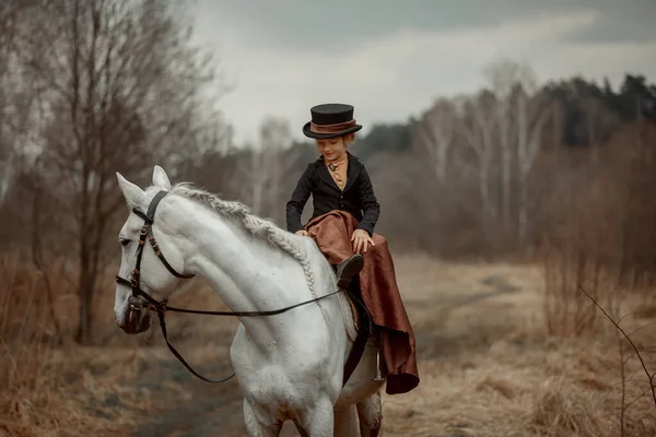 Liten Flicka Ridvana Med Häst Och Vizsla Vårskogen — Stockfoto