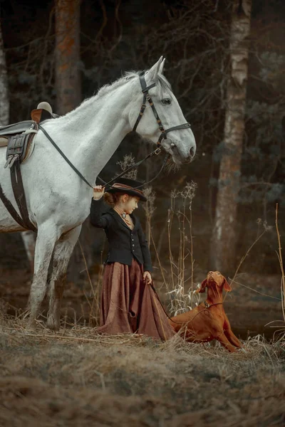 在春天的森林里与马和维兹拉一起骑马的小女孩 — 图库照片