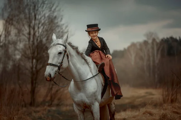 Menina Hábito Equitação Com Cavalo Vizsla Floresta Primavera — Fotografia de Stock