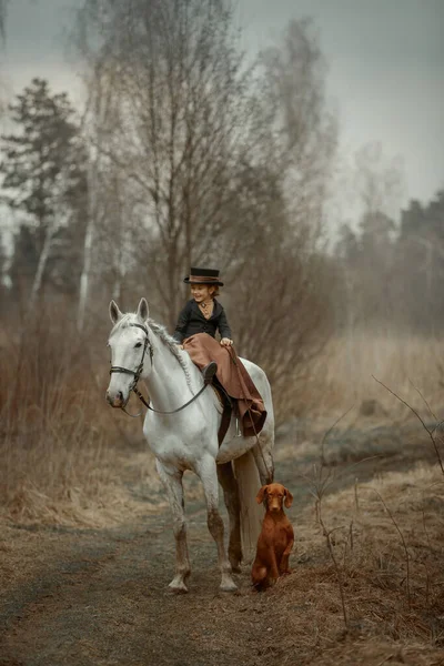 Niña Hábito Montar Caballo Vizsla Bosque Primavera — Foto de Stock