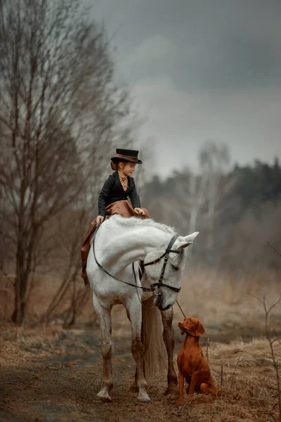 在春天的森林里与马和维兹拉一起骑马的小女孩 — 图库照片