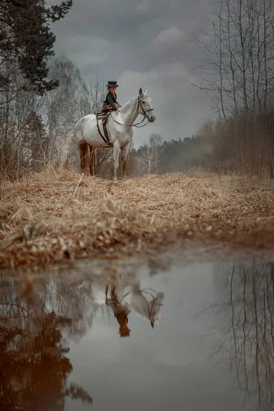 Petite Fille Cheval Habitude Avec Cheval Vizsla Dans Forêt Printemps — Photo