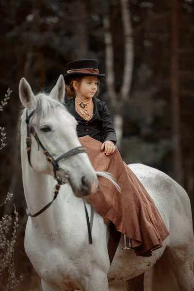 Kleines Mädchen Reiterkleidung Mit Pferd Und Vizsla Frühlingswald — Stockfoto