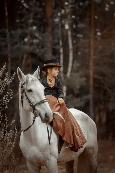 Holčička Jezdeckém Návyku Koněm Vizsla Jarním Lese — Stock fotografie