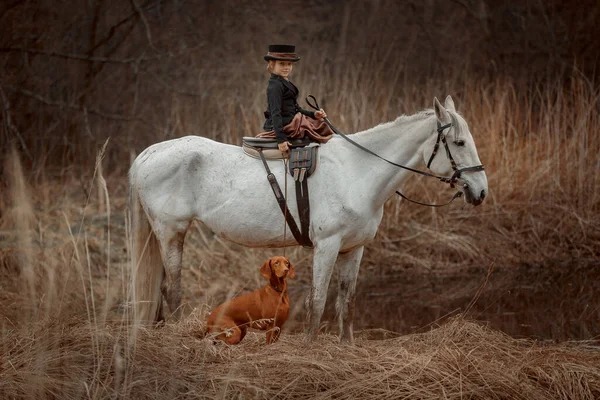 Menina Hábito Equitação Com Cavalo Vizsla Floresta Primavera — Fotografia de Stock