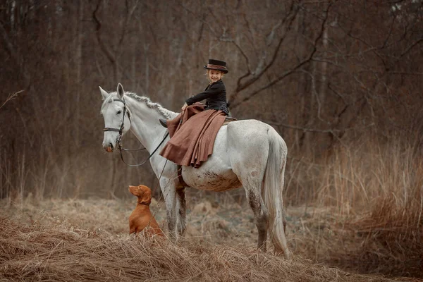 Bambina Abito Equitazione Con Cavallo Vizsla Nella Foresta Primaverile — Foto Stock