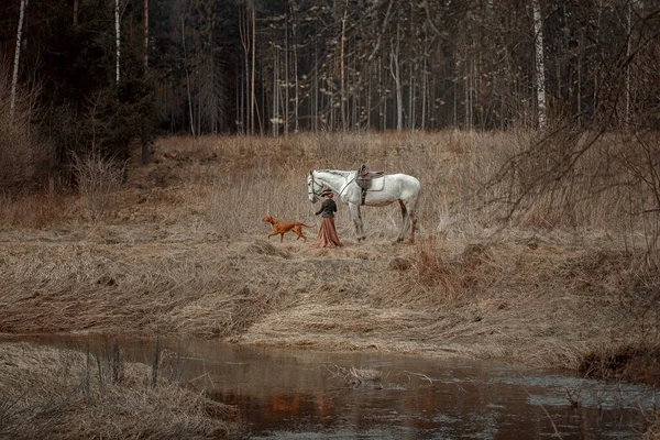 Bambina Abito Equitazione Con Cavallo Vizsla Nella Foresta Primaverile — Foto Stock