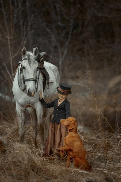 Bambina Abito Equitazione Con Cavallo Vizsla Nella Foresta Primaverile Immagini Stock Royalty Free