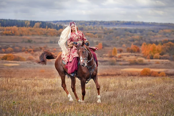 Лошадиная охота с дамами на лошадях — стоковое фото