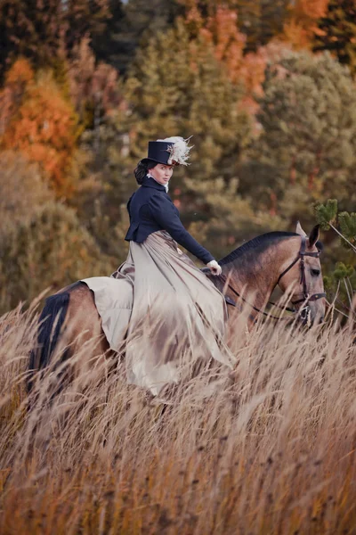 Chasse à cheval avec des dames dans l'habitude d'équitation — Photo