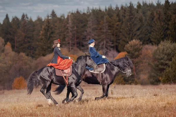 Häst-jakt med damer i ridning vana — Stockfoto