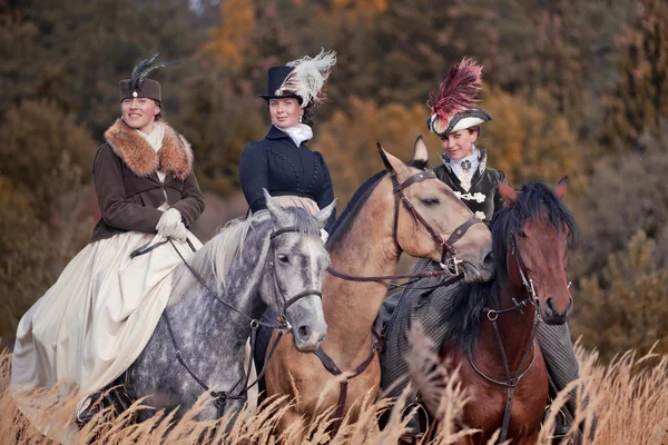 Caza de caballos con damas en hábito de montar — Foto de Stock