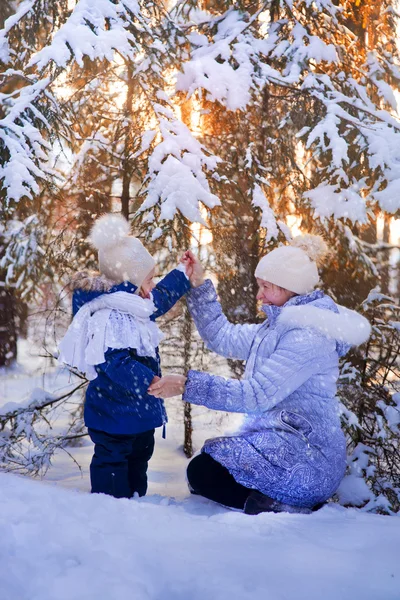 Anne ve bebek kız portre — Stok fotoğraf