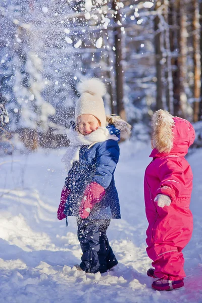 Due bambini che giocano con la neve — Foto Stock