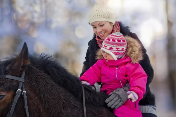 Mère et bébé fille équitation — Photo