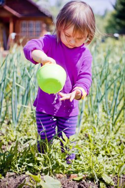 Sevimli küçük kız yaz Bahçe Sulama