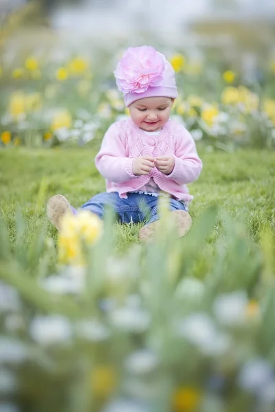 Baby girl in flower park — Stock Photo, Image