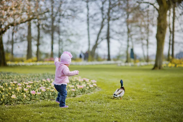 Menina no parque de flores — Fotografia de Stock