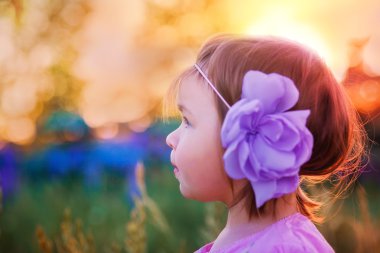 Tarladaki küçük kız