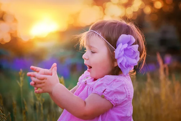 Klein meisje in een veld — Stockfoto