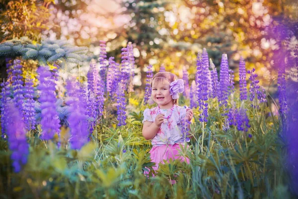 Κοριτσάκι σε χωράφι — Φωτογραφία Αρχείου