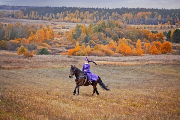 Signora in cavalcare habbit a cavallo caccia — Foto Stock