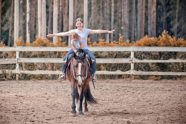 Mamma och barn på hästen — Stockfoto