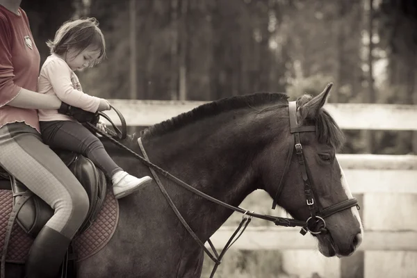 Moeder en kind op het paard — Stockfoto