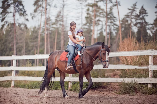 母と子、馬に乗って — ストック写真