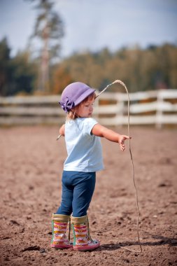 Bir su birikintisi duran sevimli küçük kız