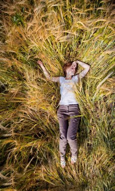 bir buğday alan kız