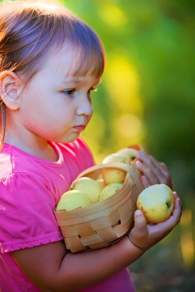 Жовта дівчина з яблуками в руках — стокове фото