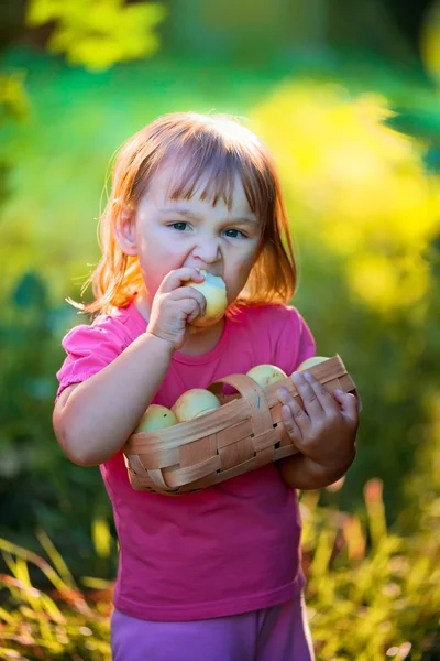 Litle meisje met appels in handen — Stockfoto