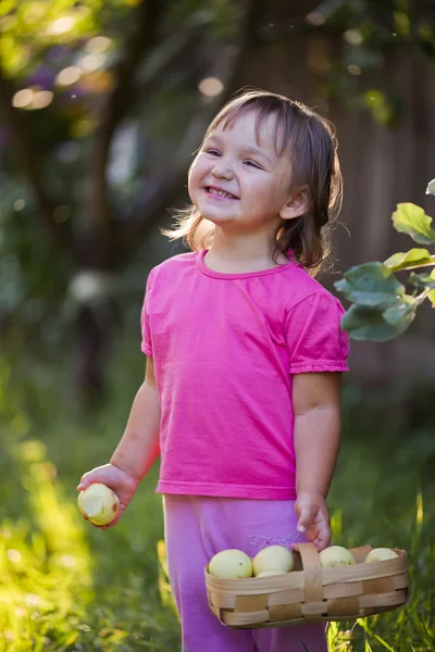 Litle kız elinde elma ile — Stok fotoğraf