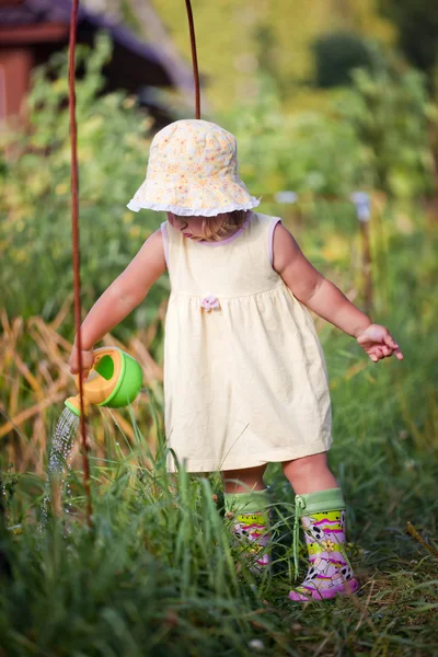 Маленькая девочка с яблоками в руках — стоковое фото